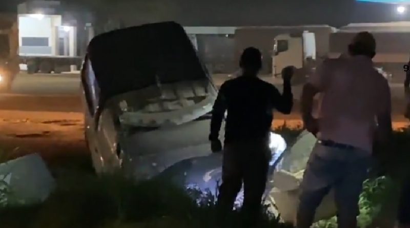 O veiculo com característica da Força Nacional, foi retirado com apoio de um caminhão guincho, logo após acidente.
(Foto: Reprodução TV Progresso ao vivo)