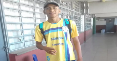 homem de blusa amarela