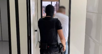 homem de camisa preta