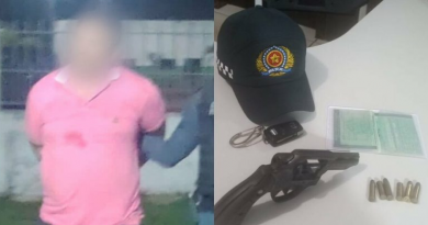 homem de camisa rosa