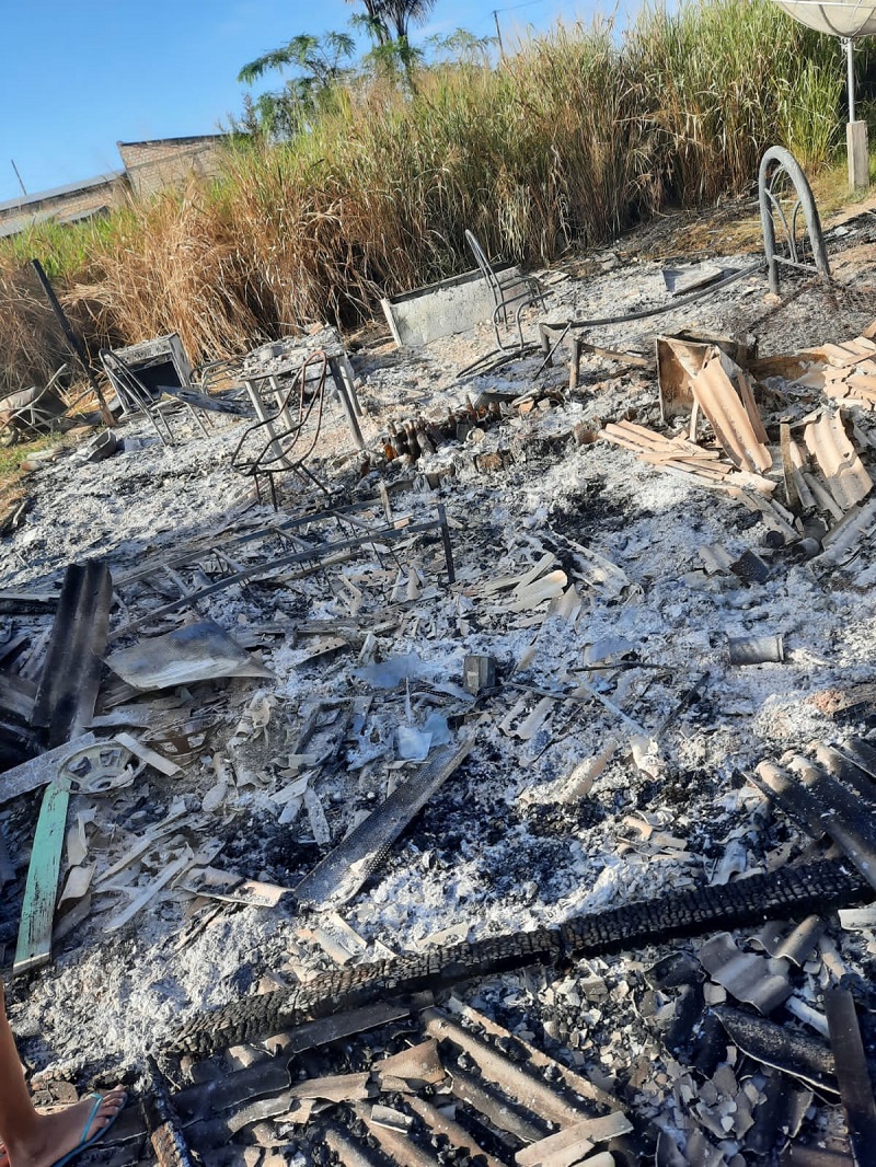 Residencia da vítima ficou destruída pelo fogo, perdeu todos os pertences