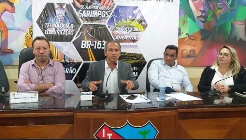 A mesa foi composta pelo presidente da Câmara Municipal de Itaituba, vereador Dirceu Biolchi, presidente da Frente parlamentar Wanderley Paulo, vereador Rangel Moraes, e o representante da empresa Via Brasil que fez uma apresentação das atividades que serão desenvolvidas em torno da BR-163.