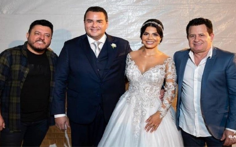 O casamento de Macedo, por exemplo, teve duas duplas sertanejas famosas como atração. Bruno e Marrone, dos clássicos Dormi na Praça e Choram as Rosas, e Jads e Jadson cantaram no evento. (Foto:UOL)