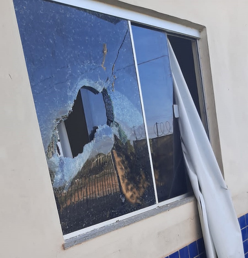 Janela da delegacia foi quebrada com pedras jogadas pelos manifestantes. (Foto: Jornal Folha do Progresso)