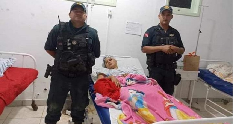 Policiais Militares que prenderam o suspeito de violência contra jovem Juliana, retornaram ao hospital e divulgaram foto da paciente em Novo Progresso. (foto: Rede Social)