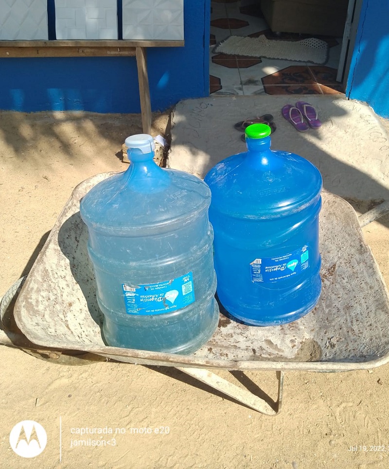 Moradores emprestam água e transportam em carro de mão em Novo Progresso. (Foto:Via WhatsApp)