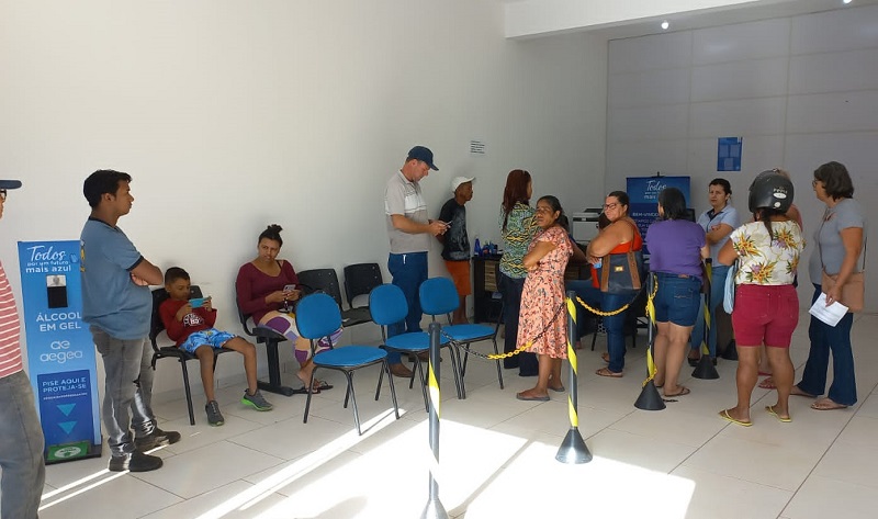 Moradores fazem filas no escritório da empresa para reclamar da falta de água em Novo Progresso. (foto:Jornal Folha do Progresso)