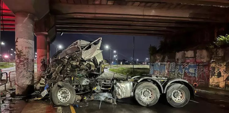  A parte frontal da carreta ficou destroçada (Fernando Assunção / O Liberal) 