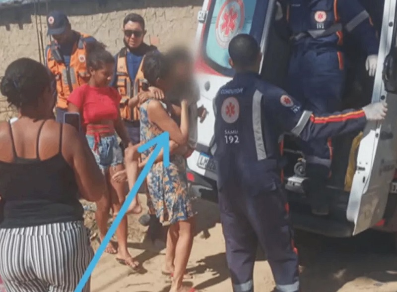 Família mantida em cárcere em Guaratiba, na Zona Oeste do Rio, recebe atendimento médico após chegada da Polícia Militar — Foto: Reprodução/ TV Globo 