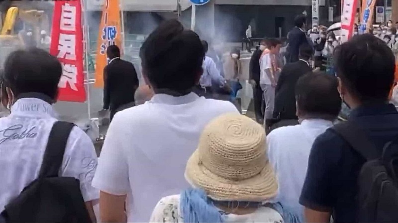 Ex-primeiro-ministro japonês foi atacado na cidade de Nara, de acordo com a emissora pública nipônica NHK  (Foto:Reprodução/ Twitter)