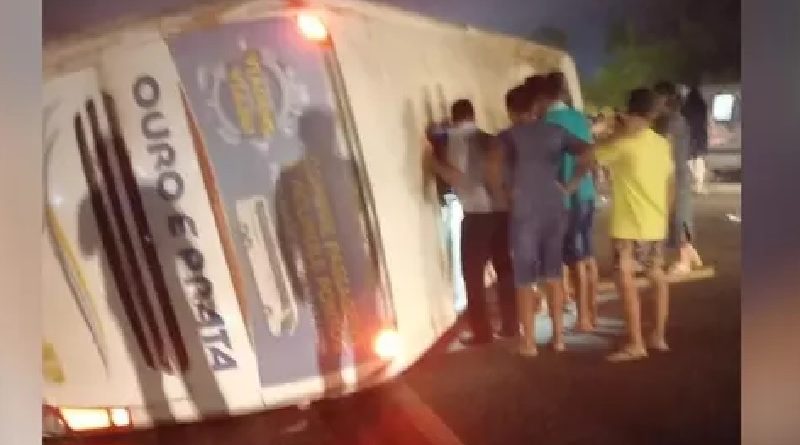Ônibus da empresa Ouro e Prata capotou na rodovia(Foto: Reprodução)