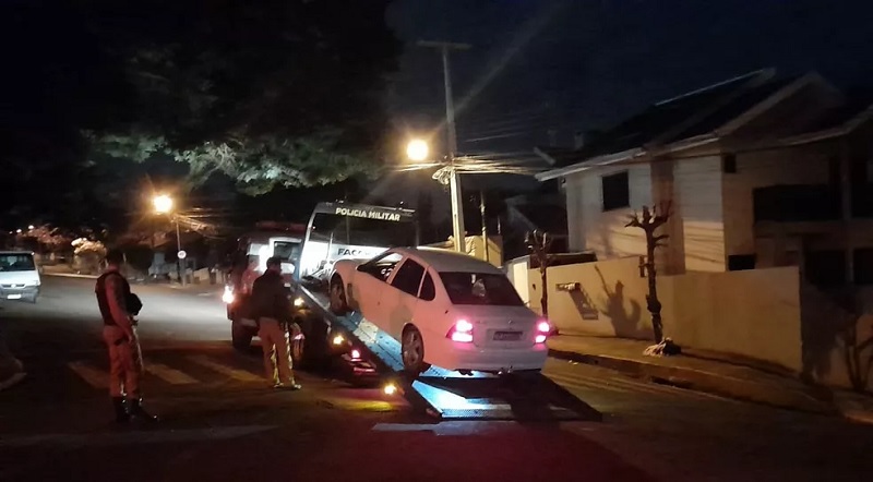 Carro utilizado pelo policial foi apreendido — Foto: Kelvin Polasso/Toledo News 