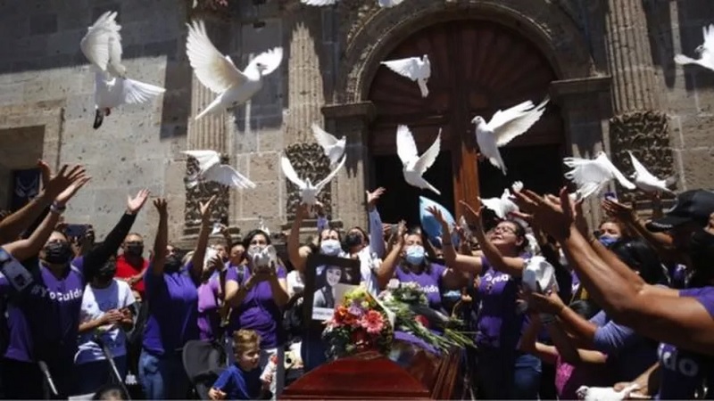 Homenagem durante funeral de Luz Raquel Padilla — Foto: EPA via BBC Homenagem durante funeral de Luz Raquel Padilla — Foto: EPA via BBC