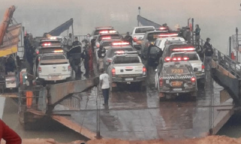 Veículos do IBAMA,ICMBio,PRF e Força Nacional atravessando a balsa do rio jamanxim com destino Crepurizão(Foto>Rede Socoial)