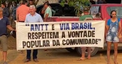 Comunitários seguram faixas e pedem respeito (Foto: Reprodução)