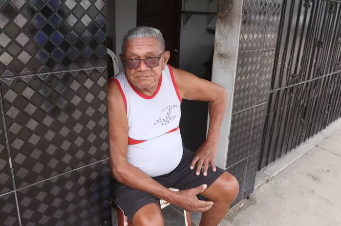 Edson Alves Cardoso defende que paraenses paguem menos, pois energia "sai daqui" (Thiago Gomes / O Liberal) “Nós deveríamos pagar menos porque afinal de contas sai daqui”, diz Edson, lembrando que o estado possui em seu território duas das três maiores usinas hidrelétricas do país: a de Tucuruí, no rio Tocantins, e a de Belo Monte, no rio Xingu. O orgulho pela potência energética do estado, no entanto, carrega em si um tom de resignação. “A gente vai levando conforme eles vão mandando a conta e tem que pagar. Não podemos ficar sem”.