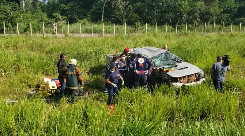 Caminhonete ficou destruída após ser atingida por veículo de passeio, capotar e sair da pista — Foto: Zé Rodrigues/Tv Tapajós