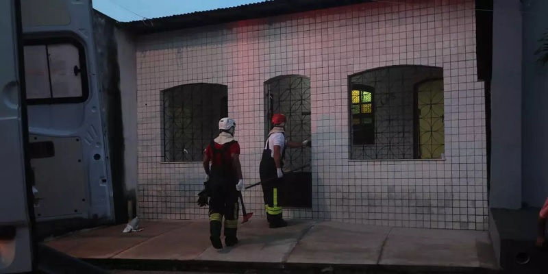 A Polícia Civil instaurou inquérito para investigar a morte da professora aposentada Maria Mendonça dos Santos, de 72 anos. Ela foi assassinada e enterrada no jardim da sua casa, em São Brás. O Corpo de Bombeiros esteve no local (Filipe Bispo/O Liberal)