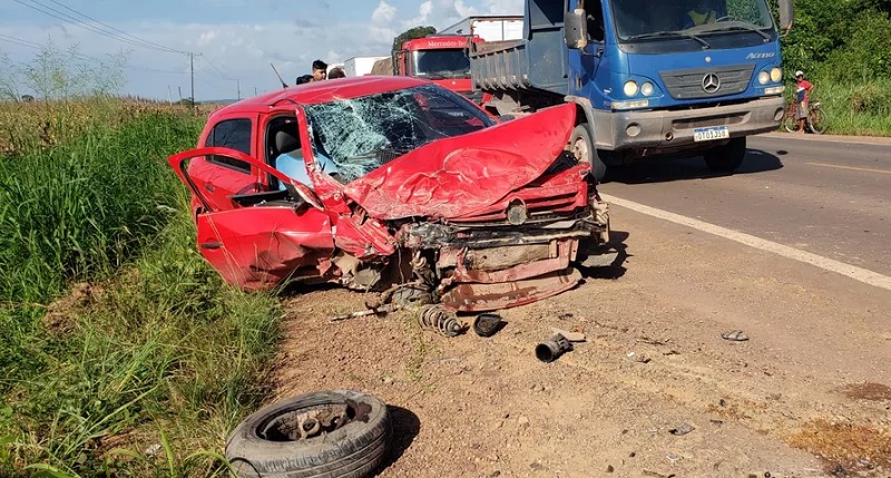 Carro de passeio perdeu rodas dianteiras e ficou bastante avariado após a batida na caminhonete — Foto: Zé Rodrigues/Tv Tapajós