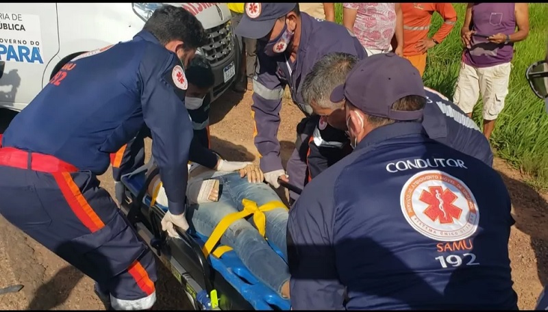  Passageira de caminhonete foi resgatada com suspeita de fraturas — Foto: Zé Rodrigues/Tv Tapajós