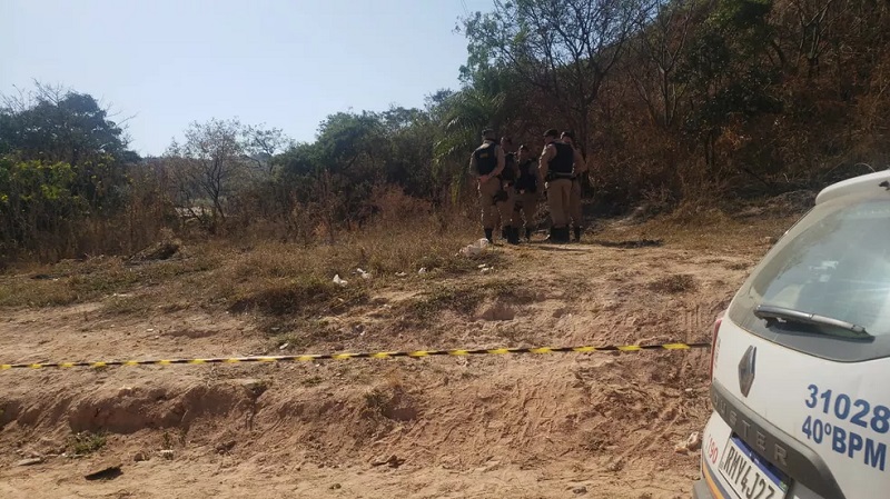 Corpo foi encontrado em um matagal próximo a um campo de futebol em Ribeirão das Neves — Foto: Flávia Ayer/TV Globo