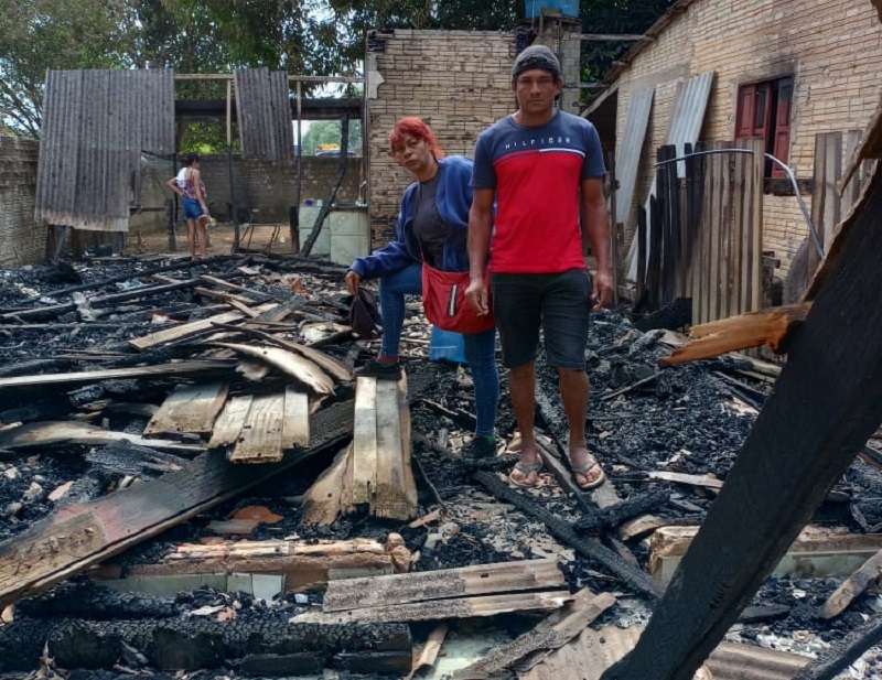 Os pertences foram destruídos pelo fogo (Foto:Via WhatsApp)