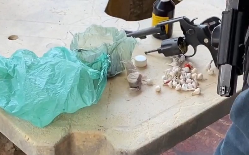 Arma, munições e drogas apreendidas na residência do suspeito que morreu (Foto: Reprodução tv progresso)