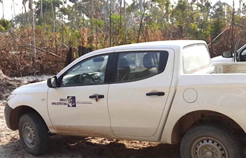 Camionete da prefeitura flagrada em crime ambiental (foto:Divulgação)