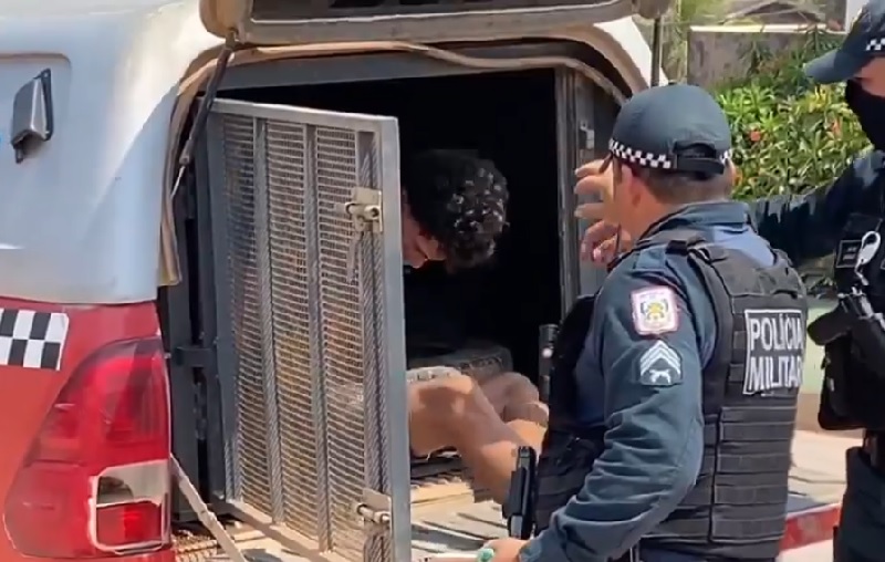 Menor vulgo Mangolon, confessou furtar armas, foi preso pela PM (Foto: Reprodução)