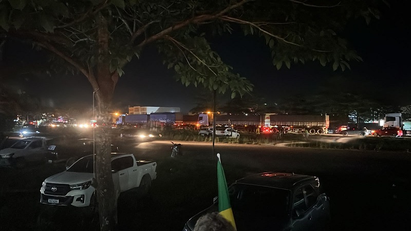 Bolsonaristas concentrados no centro da cidade (BR 163) aguardando resultado das eleições.
