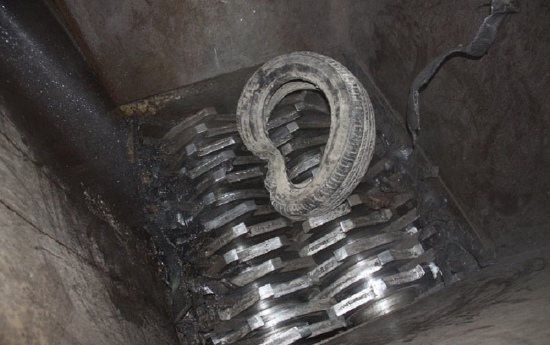  Trituradora de pneus processando segunda carga de pneus de Manaus (Foto: Divulgação)