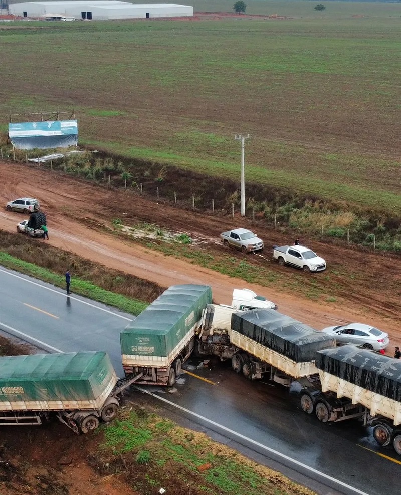  Carreta fica atravessada na rodovia com a batida — Foto: Cedida