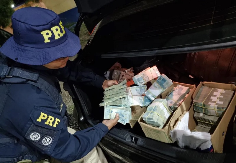 Equipe encontrou quatro caixas de papelão com a quantia em dinheiro — Foto: Ascom/PRF