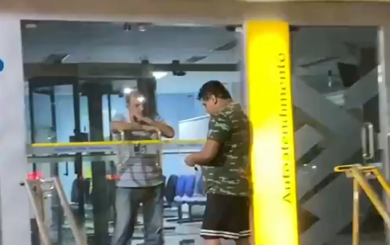 O Gerente REginaldo Wagner Correa abriu a porta para o cliente sair,.(Foto: Reprodução tv progresso Facebook)