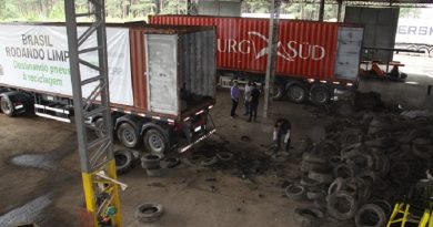 Caminhoes-do-programa-Brasil-Rodando-Limpo-descarregam-carga-de-pneus-recolhidos-em-Manaus-em-recicladora-no-Parana