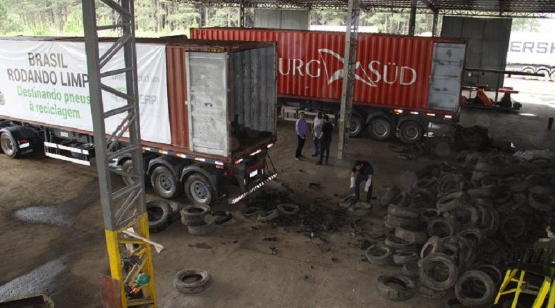 Caminhoes-do-programa-Brasil-Rodando-Limpo-descarregam-carga-de-pneus-recolhidos-em-Manaus-em-recicladora-no-Parana
