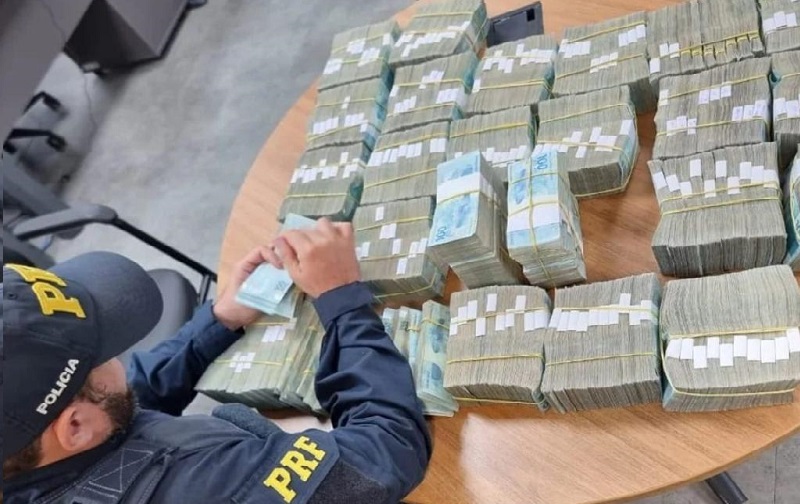 Equipe encontrou quatro caixas de papelão com a quantia em dinheiro — Foto: Ascom/PRF