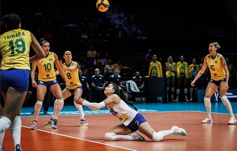 Natinha defende bola na partida entre Brasil e Itália — Foto: Divulgação/FIVB