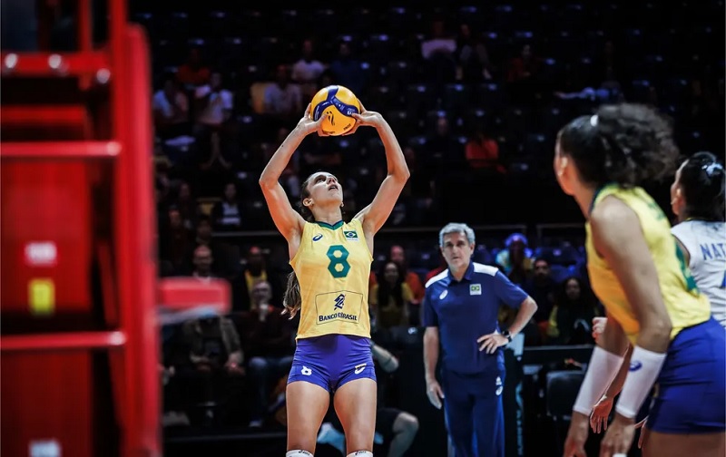 Macris levanta durante partida contra a Itália — Foto: Divulgação/FIVB