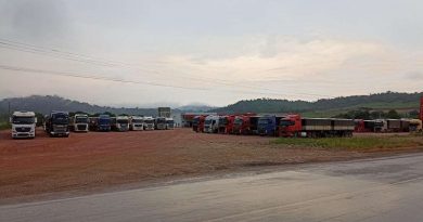 Caminhoneiros estacionaram em postos de combustíveis, as margens da rodovia BR 163 em Novo Progresso (Foto:Jornal Folha do Progresso)