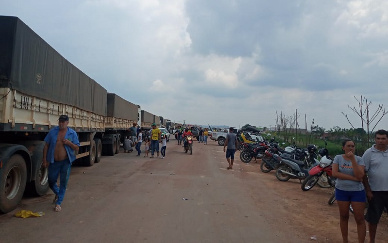 Fila de caminhões é registrada no local, moradores apoiam a mani fetação em Novo Progresso.-PA (Foto:Via WhatsApp)