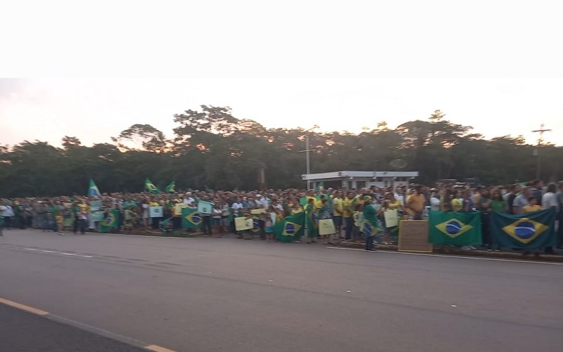 Moradores de Novo Progresso participam de manifesto frente a base aérea do Cachimbo no PA (Foto:Cludinho Leite)