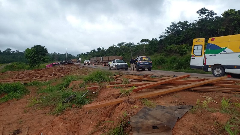 Funcionários da Via Brasil -BR 163, presta socorro as vítimas (foto:Via WhatsApp)