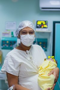 Luziene Alves do Nascimento ao lado da sua Filha Teodora Maria na UTI neonatal do HRSP. Fotografia Nubia Suriane voluntária da Pró-Saúde.