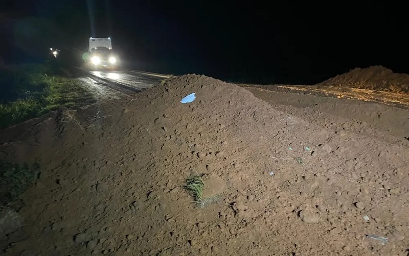  Segundo a Rota do Oeste, o monte de terra deixado foi deixado por manifestantes. — Foto: Divulgação 