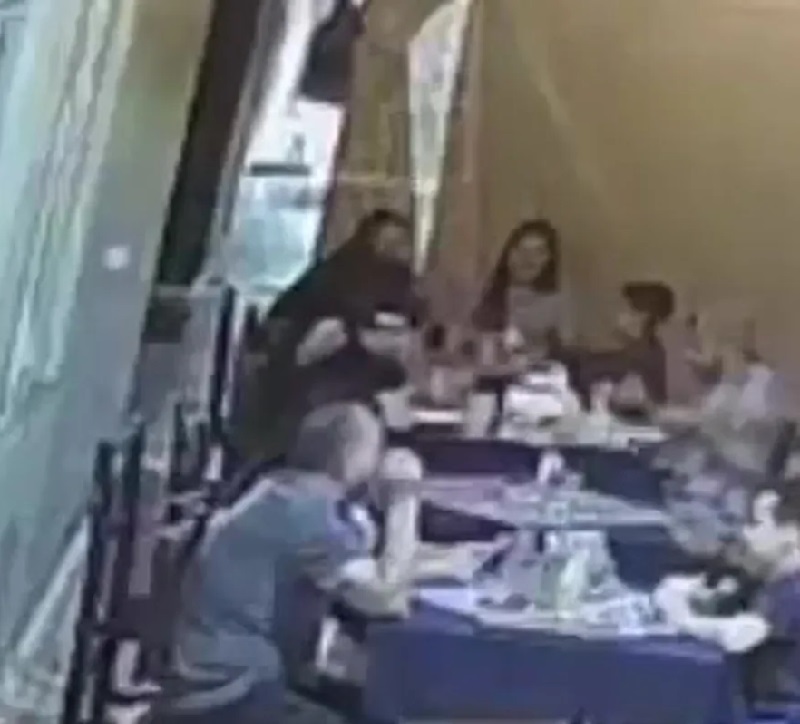 Suspeito entra em restaurante e atira em Mayco — Foto: Reprodução