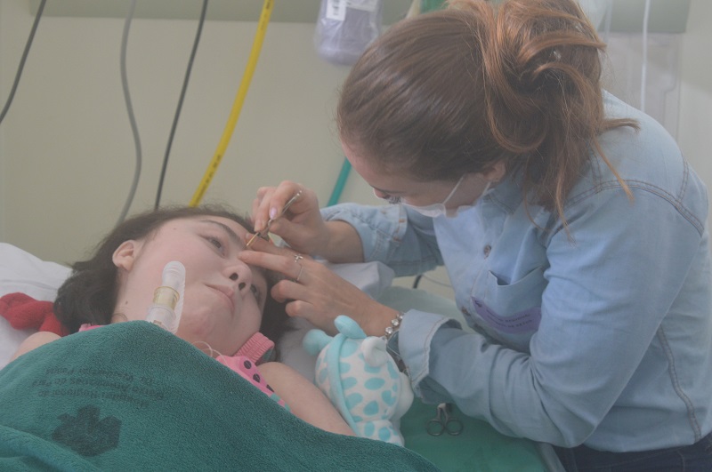A paciente Élida pediu para fazer sobrancelhas de Henna. (Foto: Instituto Mais Saúde) (1)