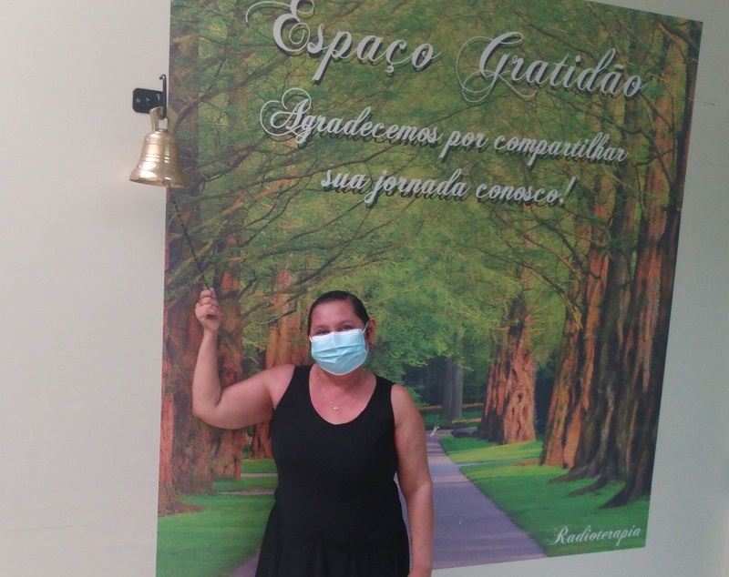 Auricelia Rebelo tocou o sino da vitória após terminar tratamento_Instituto Mais Saúde
