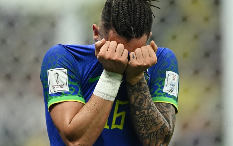  Alex Telles chora ao ser substituído em Camarões x Brasil — Foto: Reuters 