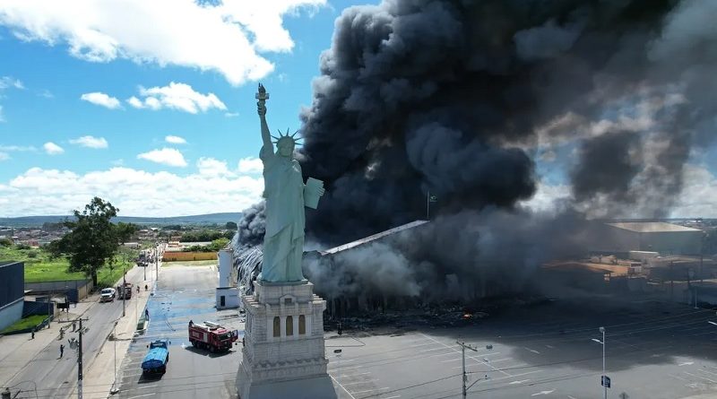 Incêndio destrói loja da Havan em Vitória da Conquista, na Bahia — Foto: Paulo Silveira